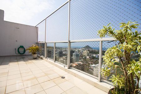 Apartamento à venda com 220m², 3 quartos e 2 vagas Apartamento à venda com 220m², 3 quartos e 2 vagasCobertura