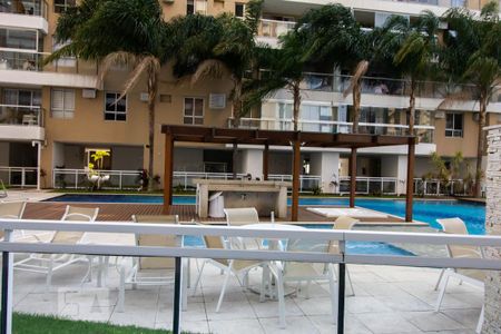 Apartamento à venda com 220m², 3 quartos e 2 vagas Apartamento à venda com 220m², 3 quartos e 2 vagasPiscina