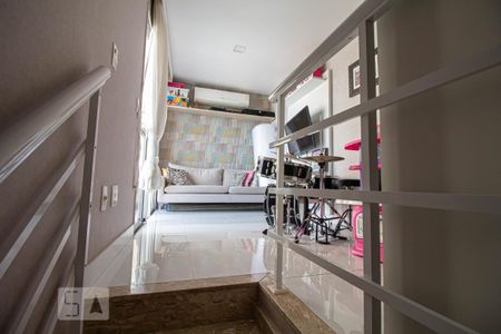 Apartamento à venda com 220m², 3 quartos e 2 vagas Apartamento à venda com 220m², 3 quartos e 2 vagasEscada