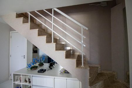Apartamento à venda com 220m², 3 quartos e 2 vagas Apartamento à venda com 220m², 3 quartos e 2 vagasEscada