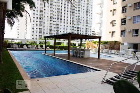 Apartamento à venda com 220m², 3 quartos e 2 vagas Apartamento à venda com 220m², 3 quartos e 2 vagasPiscina