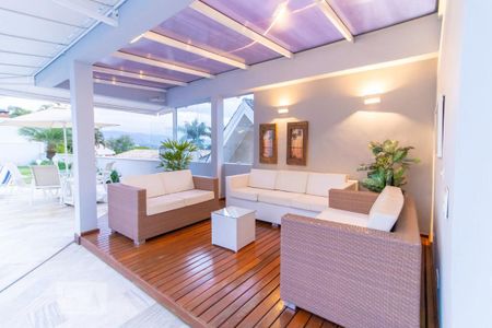 Casa de condomínio à venda com 420m², 4 quartos e 6 vagas Casa de condomínio à venda com 420m², 4 quartos e 6 vagasÁrea de lazer