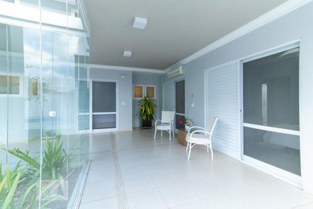 Casa de condomínio à venda com 420m², 4 quartos e 6 vagas Casa de condomínio à venda com 420m², 4 quartos e 6 vagasVaranda