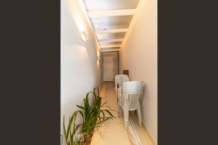 Casa de condomínio à venda com 420m², 4 quartos e 6 vagas Casa de condomínio à venda com 420m², 4 quartos e 6 vagasCorredor lateral - coberto