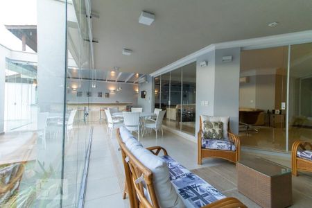 Casa de condomínio à venda com 420m², 4 quartos e 6 vagas Casa de condomínio à venda com 420m², 4 quartos e 6 vagasVaranda