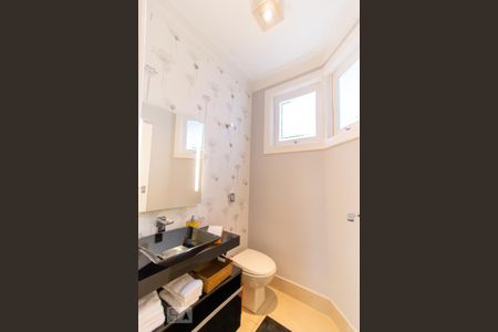 Casa de condomínio à venda com 420m², 4 quartos e 6 vagas Casa de condomínio à venda com 420m², 4 quartos e 6 vagasLavabo