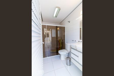 Casa de condomínio à venda com 420m², 4 quartos e 6 vagas Casa de condomínio à venda com 420m², 4 quartos e 6 vagasBanheiro da piscina