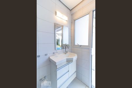 Casa de condomínio à venda com 420m², 4 quartos e 6 vagas Casa de condomínio à venda com 420m², 4 quartos e 6 vagasBanheiro da piscina