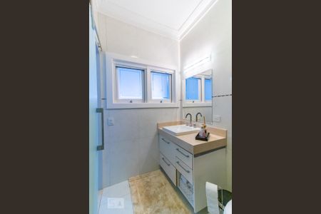 Casa de condomínio à venda com 420m², 4 quartos e 6 vagas Casa de condomínio à venda com 420m², 4 quartos e 6 vagasBanheiro da suíte 2