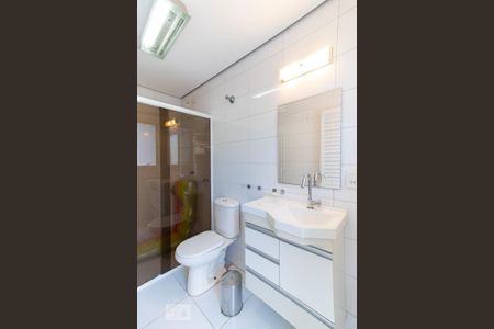 Casa de condomínio à venda com 420m², 4 quartos e 6 vagas Casa de condomínio à venda com 420m², 4 quartos e 6 vagasBanheiro da piscina