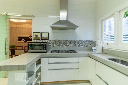 Casa de condomínio à venda com 420m², 4 quartos e 6 vagas Casa de condomínio à venda com 420m², 4 quartos e 6 vagasCozinha