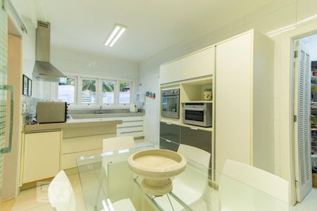 Casa de condomínio à venda com 420m², 4 quartos e 6 vagas Casa de condomínio à venda com 420m², 4 quartos e 6 vagasCozinha