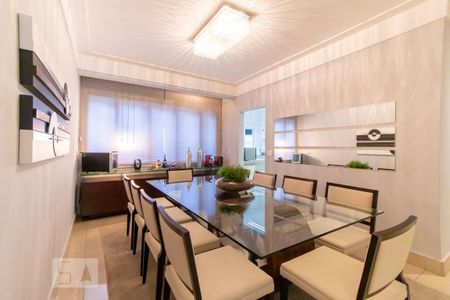 Casa de condomínio à venda com 420m², 4 quartos e 6 vagas Casa de condomínio à venda com 420m², 4 quartos e 6 vagasSala de jantar