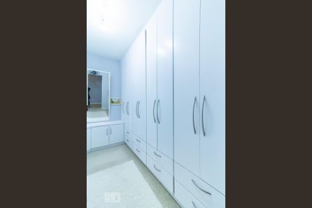 Casa de condomínio à venda com 420m², 4 quartos e 6 vagas Casa de condomínio à venda com 420m², 4 quartos e 6 vagasCloset da Suíte 1