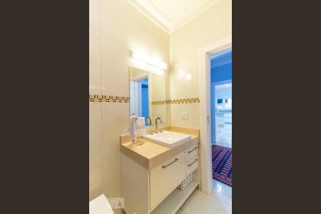 Casa de condomínio à venda com 420m², 4 quartos e 6 vagas Casa de condomínio à venda com 420m², 4 quartos e 6 vagasBanheiro do corredor