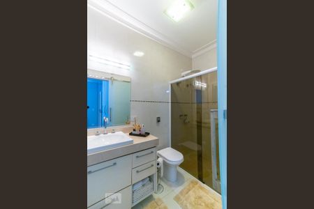 Casa de condomínio à venda com 420m², 4 quartos e 6 vagas Casa de condomínio à venda com 420m², 4 quartos e 6 vagasBanheiro da suíte 2