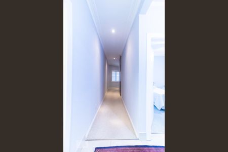 Casa de condomínio à venda com 420m², 4 quartos e 6 vagas Casa de condomínio à venda com 420m², 4 quartos e 6 vagasCorredor 5