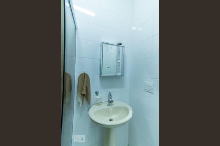 Casa de condomínio à venda com 420m², 4 quartos e 6 vagas Casa de condomínio à venda com 420m², 4 quartos e 6 vagasBanheiro de serviço