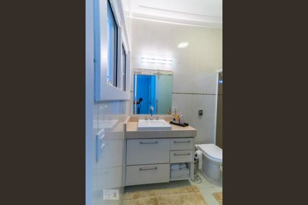 Casa de condomínio à venda com 420m², 4 quartos e 6 vagas Casa de condomínio à venda com 420m², 4 quartos e 6 vagasBanheiro da suíte 2