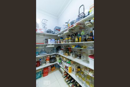 Casa de condomínio à venda com 420m², 4 quartos e 6 vagas Casa de condomínio à venda com 420m², 4 quartos e 6 vagasDespensa