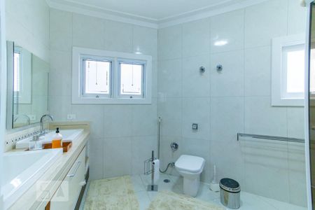 Casa de condomínio à venda com 420m², 4 quartos e 6 vagas Casa de condomínio à venda com 420m², 4 quartos e 6 vagasBanheiro da suíte 1