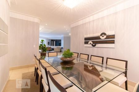 Casa de condomínio à venda com 420m², 4 quartos e 6 vagas Casa de condomínio à venda com 420m², 4 quartos e 6 vagasSala de jantar