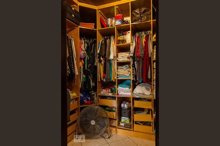 Casa de condomínio para alugar com 287m², 5 quartos e 5 vagasCloset da suíte