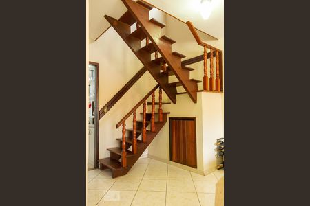 Casa de condomínio para alugar com 287m², 5 quartos e 5 vagasEscada