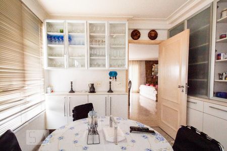 Apartamento à venda com 400m², 4 quartos e 6 vagas Apartamento à venda com 400m², 4 quartos e 6 vagasCozinha - Armários