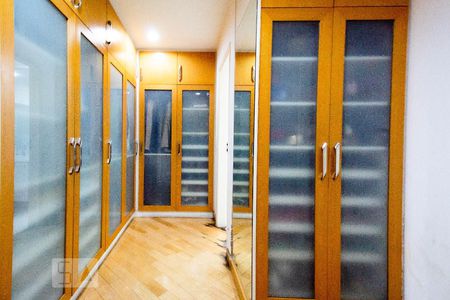 Apartamento à venda com 400m², 4 quartos e 6 vagas Apartamento à venda com 400m², 4 quartos e 6 vagasCloset da Suíte 2