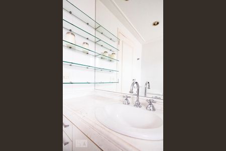 Apartamento à venda com 400m², 4 quartos e 6 vagas Apartamento à venda com 400m², 4 quartos e 6 vagasBanheiro da Suíte 1