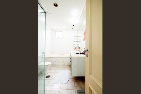 Apartamento à venda com 400m², 4 quartos e 6 vagas Apartamento à venda com 400m², 4 quartos e 6 vagasBanheiro da Suíte 2