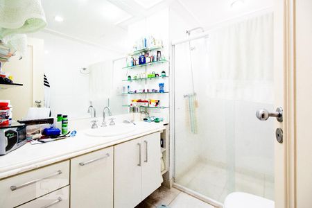 Apartamento à venda com 400m², 4 quartos e 6 vagas Apartamento à venda com 400m², 4 quartos e 6 vagasBanheiro da Suíte 2