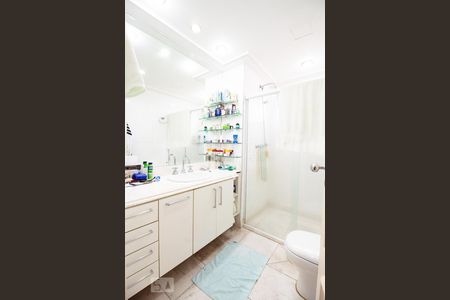 Apartamento à venda com 400m², 4 quartos e 6 vagas Apartamento à venda com 400m², 4 quartos e 6 vagasBanheiro da Suíte 2