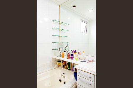 Apartamento à venda com 400m², 4 quartos e 6 vagas Apartamento à venda com 400m², 4 quartos e 6 vagasBanheiro da Suíte 2