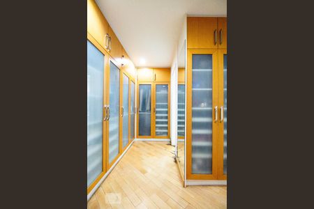 Apartamento à venda com 400m², 4 quartos e 6 vagas Apartamento à venda com 400m², 4 quartos e 6 vagasCloset da Suíte 2