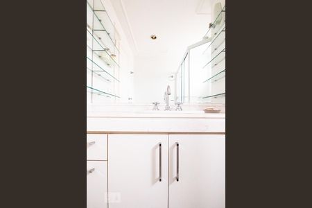 Apartamento à venda com 400m², 4 quartos e 6 vagas Apartamento à venda com 400m², 4 quartos e 6 vagasBanheiro da Suíte 1