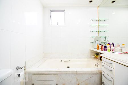 Apartamento à venda com 400m², 4 quartos e 6 vagas Apartamento à venda com 400m², 4 quartos e 6 vagasBanheiro da Suíte 2