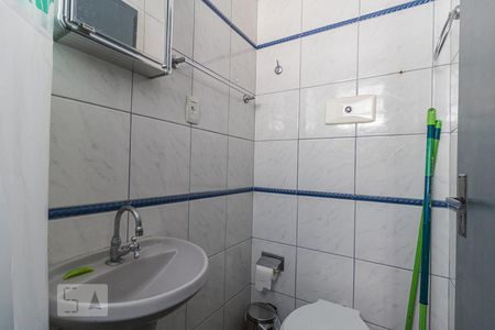 Banheiro de apartamento à venda com 1 quarto, 40m² em Vila Ipiranga, Porto Alegre