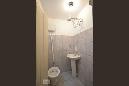 Banheiro de casa para alugar com 1 quarto, 20m² em Jardim Maria Estela, São Paulo