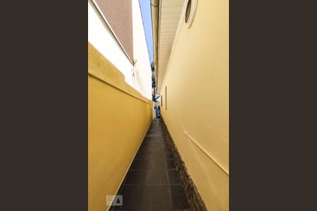 Casa à venda com 250m², 3 quartos e 2 vagas Casa à venda com 250m², 3 quartos e 2 vagasÁrea Externa - Corredor lateral