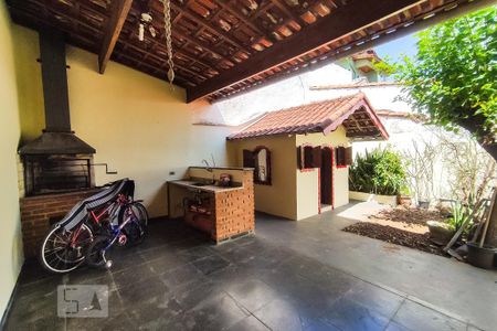 Casa à venda com 250m², 3 quartos e 2 vagas Casa à venda com 250m², 3 quartos e 2 vagasÁrea Externa - Churrasqueira