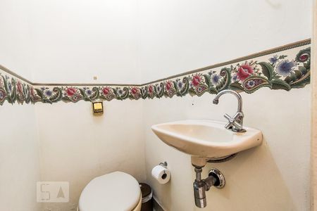 Casa à venda com 250m², 3 quartos e 2 vagas Casa à venda com 250m², 3 quartos e 2 vagasLavabo