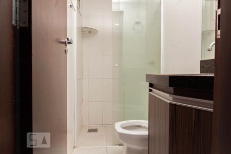 Banheiro da Suíte de apartamento para alugar com 2 quartos, 57m² em Santa Mônica, Uberlândia
