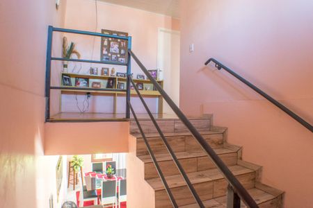 Casa à venda com 200m², 4 quartos e 2 vagas Casa à venda com 200m², 4 quartos e 2 vagasEscada