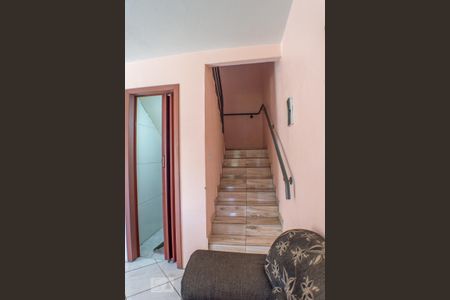Casa à venda com 200m², 4 quartos e 2 vagas Casa à venda com 200m², 4 quartos e 2 vagasEscada