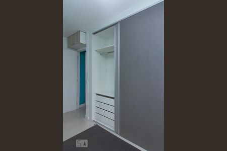 Apartamento à venda com 57m², 2 quartos e 1 vagaQuarto Suíte - Detalhe armários