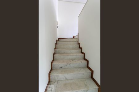 Apartamento à venda com 170m², 3 quartos e 1 vaga Apartamento à venda com 170m², 3 quartos e 1 vagaEscada