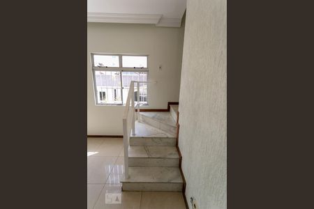 Apartamento à venda com 170m², 3 quartos e 1 vaga Apartamento à venda com 170m², 3 quartos e 1 vagaEscada