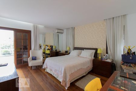 Casa à venda com 240m², 3 quartos e 3 vagasSuíte 